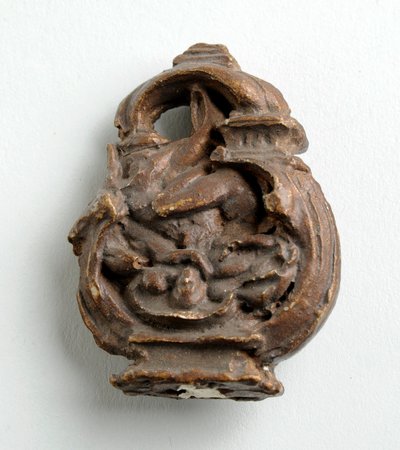 Maquette for en nøkkelbue med en amor som hvisker til en sittende jente: tre skisser for sentralgruppen (gips) av Alfred Gilbert