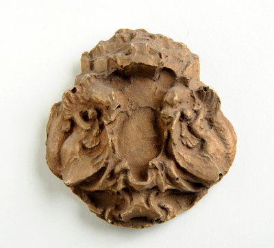 Maquette for en nøkkelbue med en allegori om kjærlighet (bronsert gips) av Alfred Gilbert