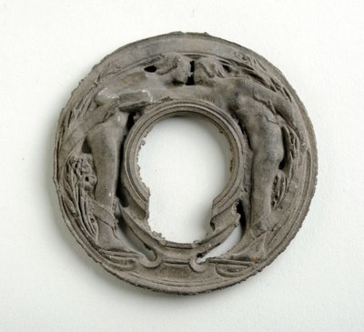 Maquette for et anheng med en Arabesque Escutcheon (bronsert gips) av Alfred Gilbert