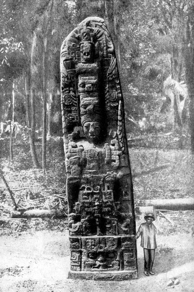 En mystisk monolitt i urskogen i Quirigua, Guatemala, 1922. av Alfred P Maudsley
