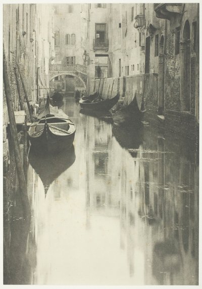 En venetiansk kanal, 1894, trykt 1897. av Alfred Stieglitz