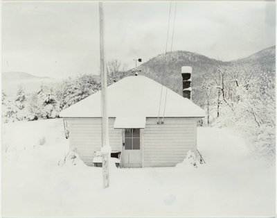 Først snø og det lille huset av Alfred Stieglitz
