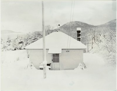 First Snow and the Little House, 1923. av Alfred Stieglitz