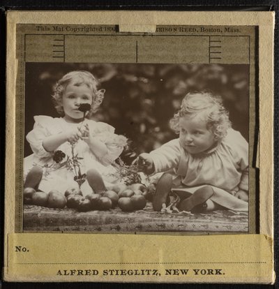 Nieser - Flora som holder blomst, og Hedwig av Alfred Stieglitz