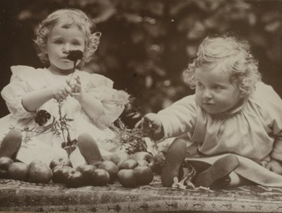 Nieser - Flora som holder blomst, og Hedwig, ca. 1896. av Alfred Stieglitz