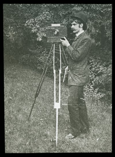 Selvportrett med kamera, stativ og pistol av Alfred Stieglitz