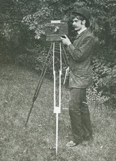 Selvportrett med kamera, stativ og pistol, 1886. av Alfred Stieglitz