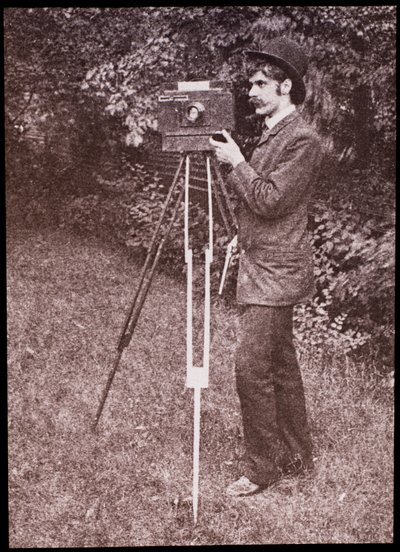 Selvportrett med kamera, stativ og pistol av Alfred Stieglitz