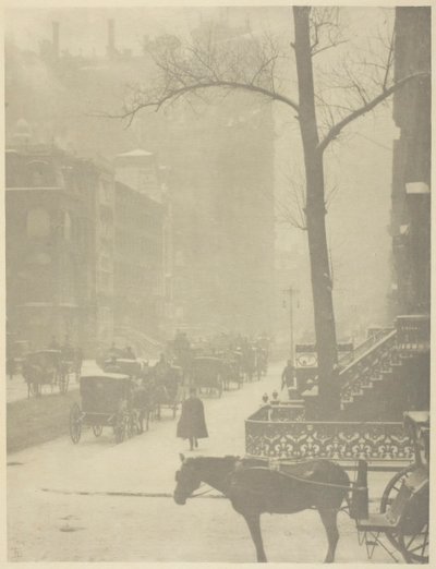 The Street, Fifth Avenue, 190001, trykt 190304. av Alfred Stieglitz