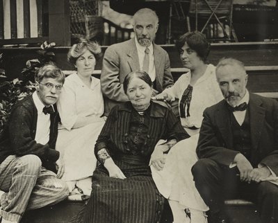 Uten tittel (Stieglitz, Agnes, mor Hedwig, Julius, Selma og Lee på Oaklawn-trinnene) av Alfred Stieglitz