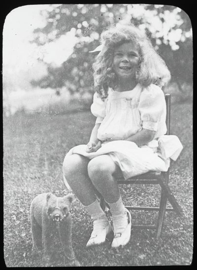 Uten tittel Georgia E. med teddybjørn, ca. 1916. av Alfred Stieglitz