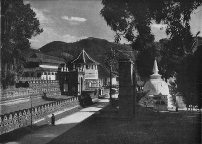 The Temple of the Holy Tooth and Dagoba, Kandy, Ceylon, c1890, 1910 av Alfred William Amandus Plate
