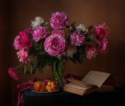 Peonies, bøker og epler av Alina Lankina