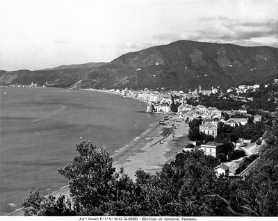 Panoramautsikt over byen Alassio, provinsen Savona, ca. 1915-20 (s/hvitt-bilde) av Fratelli Alinari