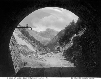 Cipollaio-tunnelen på jernbaneseksjonen Arni-Iacco i Apuane-alpene i provinsen Lucca (s/hvitt-bilde) av Fratelli Alinari