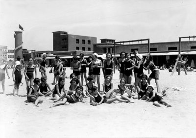 Villa Rosa Maltoni Mussolini: kvinnelige sommerleirstudenter, under rekreasjon, på stranden (s/hv-bilde) av Fratelli Alinari