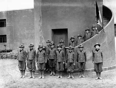 Villa Rosa Maltoni Mussolini: portrett av barn iført friuliske militæruniformer (s/hv-bilde) av Fratelli Alinari