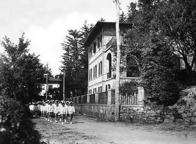 Villa Rosa Maltoni Mussolini: unge kvinnelige studenter på tur (s/hv-bilde) av Fratelli Alinari