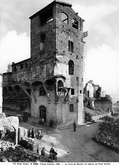 Andre verdenskrig: Skader forårsaket av bombingen ved Mannelli-tårnet ved enden av Ponte Vecchio, i Firenze. Dette fotografiet var tidligere en del av Brogi-samlingen, men tilhører nå Alinari-samlingen (s/hvitt-bilde) av Fratelli Alinari