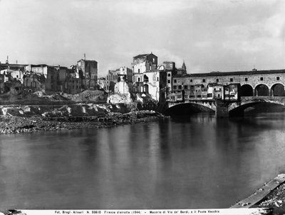 Andre verdenskrig: Skader forårsaket av bombingen i Via de'Bardi nær Ponte Vecchio, i Firenze. Dette fotografiet var tidligere en del av Brogi-samlingen, men tilhører nå Alinari-samlingen (s/hvitt-bilde) av Fratelli Alinari