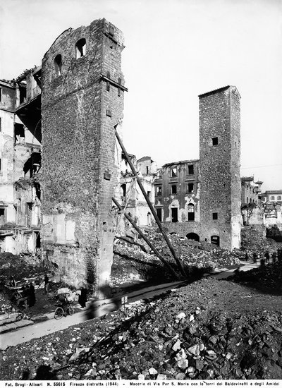 Andre verdenskrig: ruinene på Via Por Santa Maria med tårnene til Baldovinetti og Amidei i Firenze, etter bombingen. Dette fotografiet var tidligere en del av Brogi-samlingen, men tilhører nå Alinari-samlingen (s/hvitt-bilde) av Fratelli Alinari