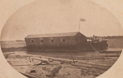 Bateria plutitoare a lui Hamilton, ancorată la capătul insulei Sullivan cu o noapte înainte de..., aprilie 1861. norvegian av Alma A. Pelot.