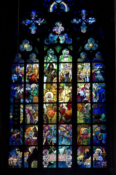 Glassmaleri av Alphonse Mucha (Alphons) (1860-1939) i Saint Guy-katedralen i Praha, Tsjekkia. Fotografi 2009 av Alphonse Mucha