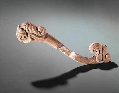 Kinnstykke dekorert med hoder, Altai nomadisk, 5.-4. århundre f.Kr. (tre) av Altaic School