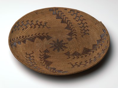 Siktebrett for eikenøtter, ca. 1860-1909 (lønn, rødknoppbark og pil) av Amanda Wilson