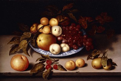 Fersken, epler, aprikoser og druer i en Wanli Kraak porselensskål med kirsebær, pærer, aprikoser og et eple på en hylle, av Ambrosius the Elder Bosschaert