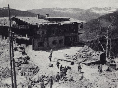 Amerikanske og franske tropper inspiserer ruinene av nazilederen Adolf Hitlers retrett ved Berchtesgaden i de bayerske alpene, andre verdenskrig, mai 1945 (s/hv-bilde) av American Photographer (after)