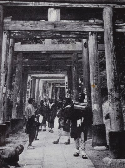 En tilnærming til Shinto-tempelet i Inari (s/hvitt-bilde) av American Photographer (after)