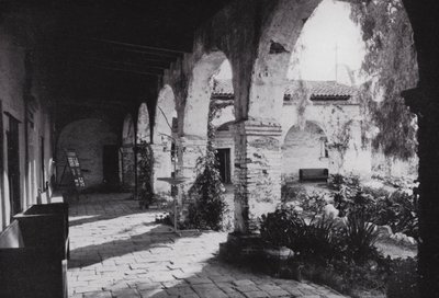 California: Mission San Juan Capistrano, grunnlagt 1776, sør for Los Angeles (s/hv-bilde) av American Photographer (after)