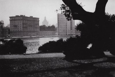 California: Oakland, Lake Merritt, i hjertet av byen, omgitt av flotte bygninger og mange vakre hjem (s/hv-bilde) av American Photographer (after)
