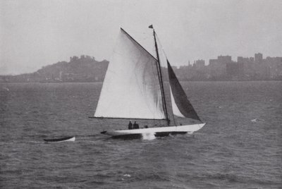 California: San Francisco Bay, med silhuett av Telegraph Hill og Russian Hill i bakgrunnen (s/hvitt-bilde) av American Photographer (after)