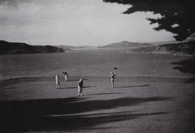California: San Francisco, Lincoln Park, med utsikt over Golden Gate, havet og byen (s/hvitt bilde) av American Photographer (after)
