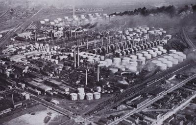 Chicago: A Neighboring Oil Refinery from the Air (s/hv-bilde) av American Photographer (after)