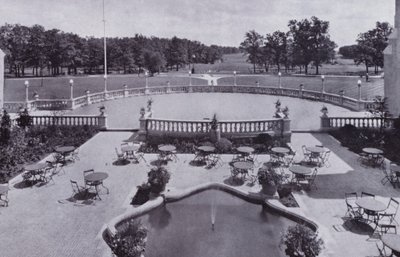 Chicago: Garden Court, Olympia Fields Golf Club (s/hvitt bilde) av American Photographer (after)