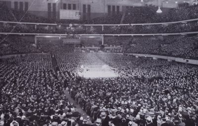 Chicago: Interiøret til Chicago Stadium under en bokseutstilling (s/hv-bilde) av American Photographer (after)