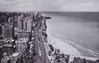Chicago: Sheridan Road og Oak Street Beach, Looking North from Drake Hotel (s/hv-bilde) av American Photographer (after)
