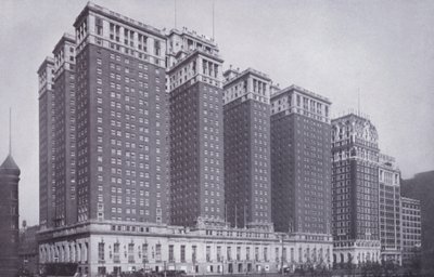 Chicago: The Stevens Hotel, med Blackstone Hotel til høyre (s/hvitt-bilde) av American Photographer (after)