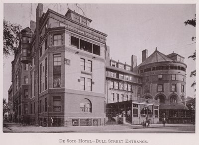 De Soto Hotel, Bull Street-inngang (s/hvitt bilde) av American Photographer (after)