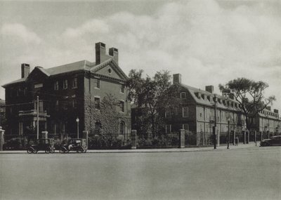Harvard University: Phillips Brooks House; Slåmaskinhall, sovesal; Lionel Hall, sovesal (s/hvitt bilde) av American Photographer (after)
