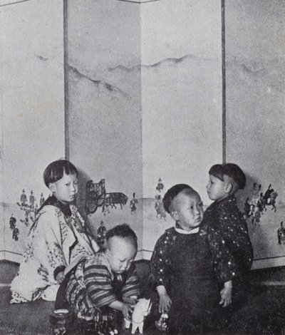 Japanske babyer som leker (s/hvitt-bilde) av American Photographer (after)