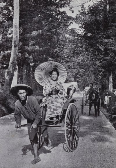 Japanske jenter i jinrikshas (s/hvitt bilde) av American Photographer (after)