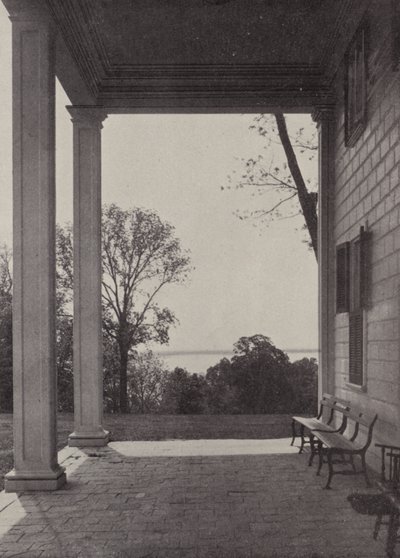 Mount Vernon: East Portico (s/hvitt bilde) av American Photographer (after)