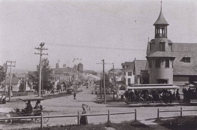 Old Orchard Beach, Maine: Old Orchard ser mot stranden (s/hvitt bilde) av American Photographer (after)