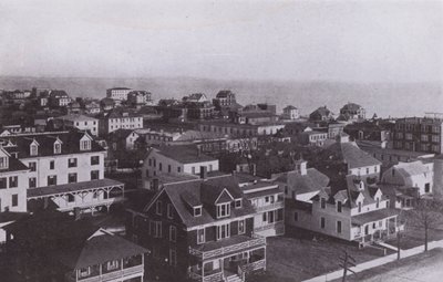Old Orchard Beach, Maine: Landsbyen ser østover fra Old Orchard House (s/hv-bilde) av American Photographer (after)