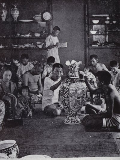 Porselensdekoratører på jobb, i det kjente Kinkosan-verkene i Awata, Kioto (s/hvitt-bilde) av American Photographer (after)
