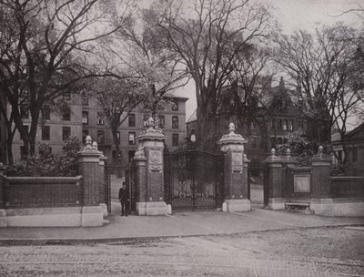 Providence, Rhode Island: Van Wickle Gate, Brown University (s/hvitt bilde) av American Photographer (after)